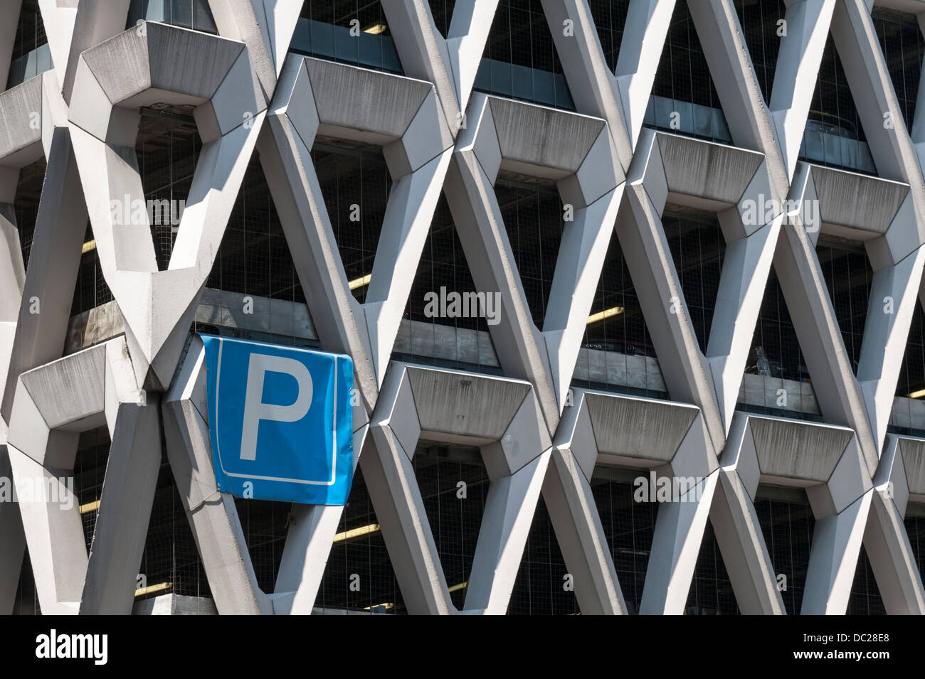 Parking NCP - un bâtiment moderne en béton à l'intersection de Henrieta Place Welbeck Street London UK Banque D'Images