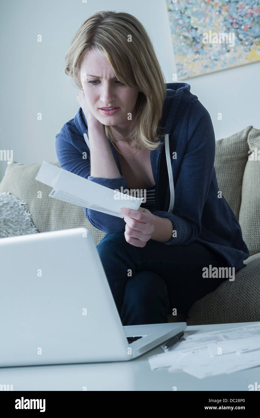 Young woman holding projets inquiets Banque D'Images