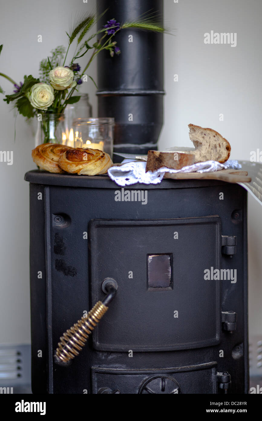 Des fleurs, des pâtisseries et du pain artisanal sur poêle à bois Banque D'Images