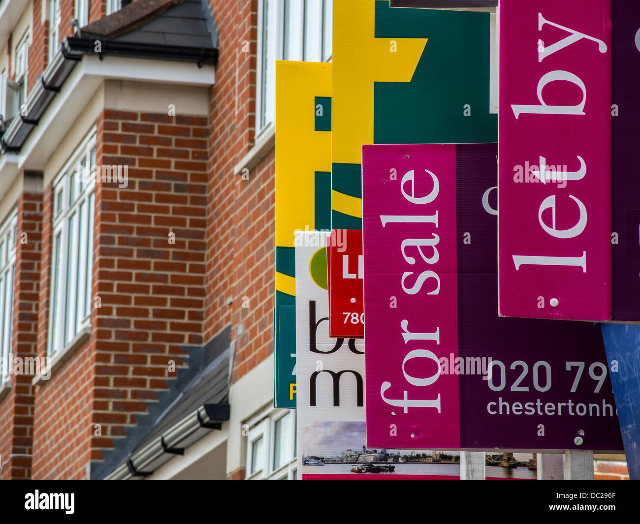 La concurrence dans le marché du logement. Un énorme tas d'agents immobiliers en vente et location des signes semblent être sur une propriété dans une rue près de Clapham Common, London, UK, 07 août 2013. Banque D'Images