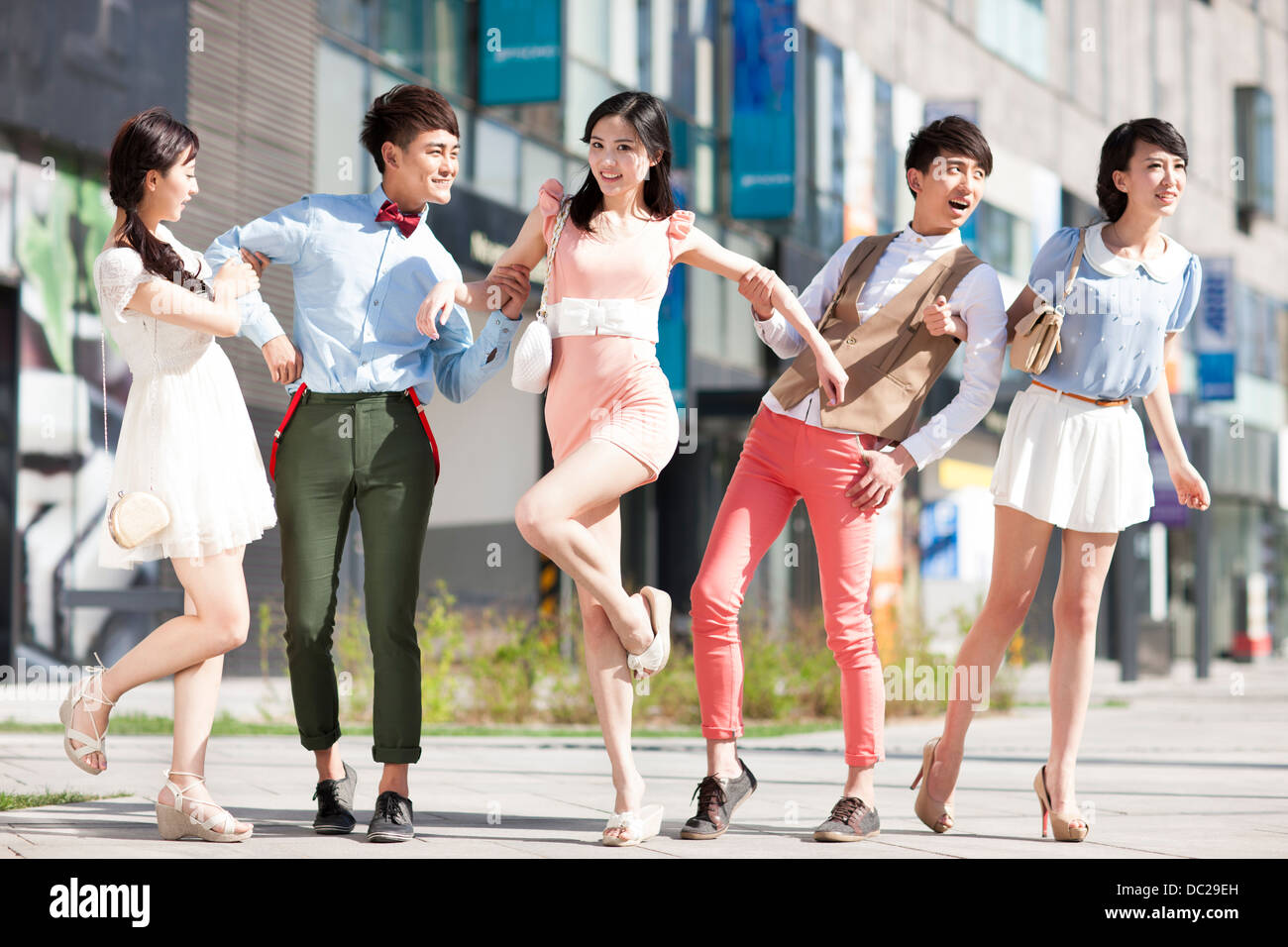 Les jeunes Chinois élégant people walking on street Banque D'Images