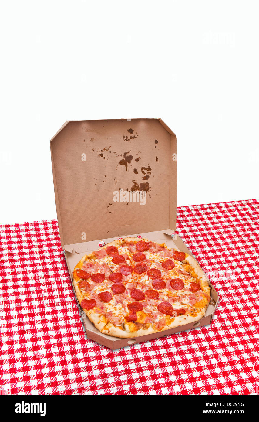 Livraison de pizza au pepperoni. Pizza savoureuse avec saucisse pepperoni dans boîte en carton blanc sur une table de cuisine Banque D'Images