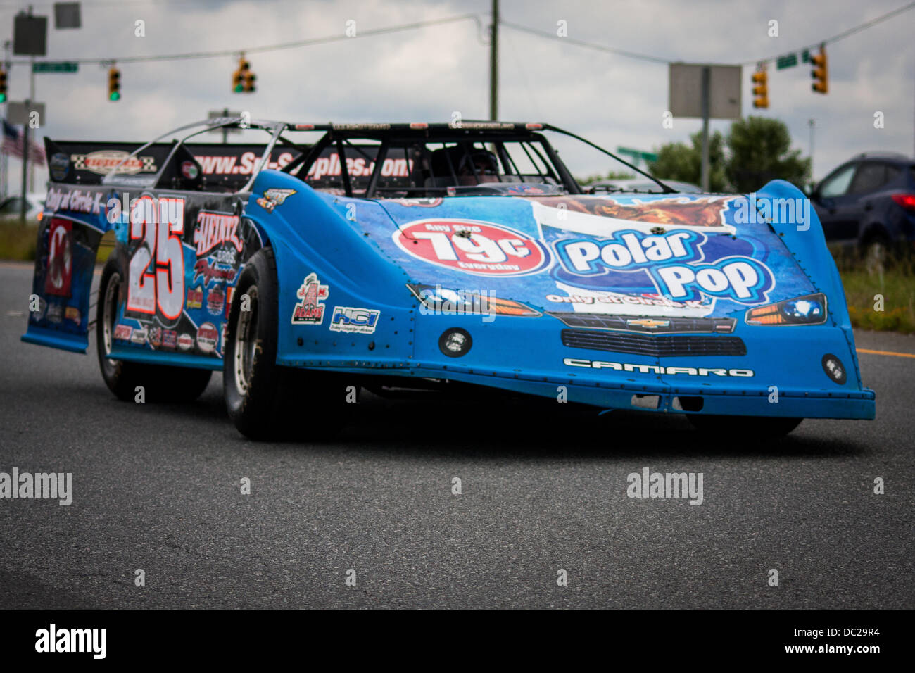 Concord, Caroline du Nord, USA. 07Th Aug 2013. Le défilé 2013 de pouvoir fait son chemin vers le bas Bruton Smith Blvd à Concord, NC le mercredi 7 août 2013. L'événement est devenu un kickoff annuel de l'automne saison de course dans la région et est parrainé par Charlotte Motor Speedway. Crédit : Christopher Kimball/Alamy Live News Banque D'Images