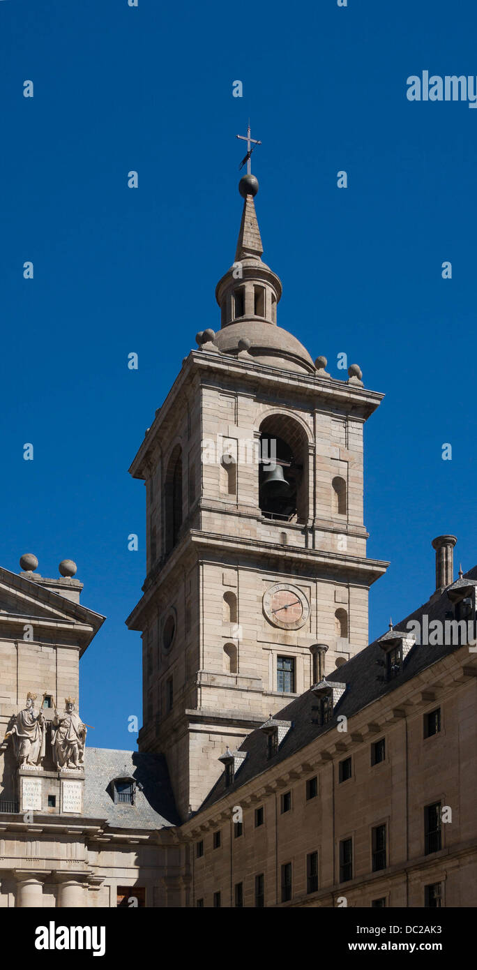 Le droit clocher de l'église Saint-Laurent de l'Escorial, San Lorenzo del Escorial, Espagne. Banque D'Images