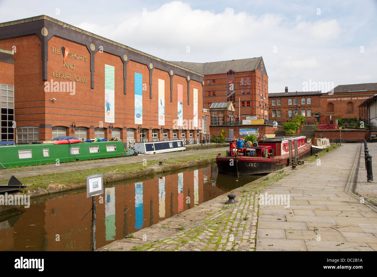 Sports et fitness club Y dans le Castlefield, Manchester. Canal de Bridgewater avec bateau. Musée des sciences et de l'industrie en arrière-plan. Banque D'Images