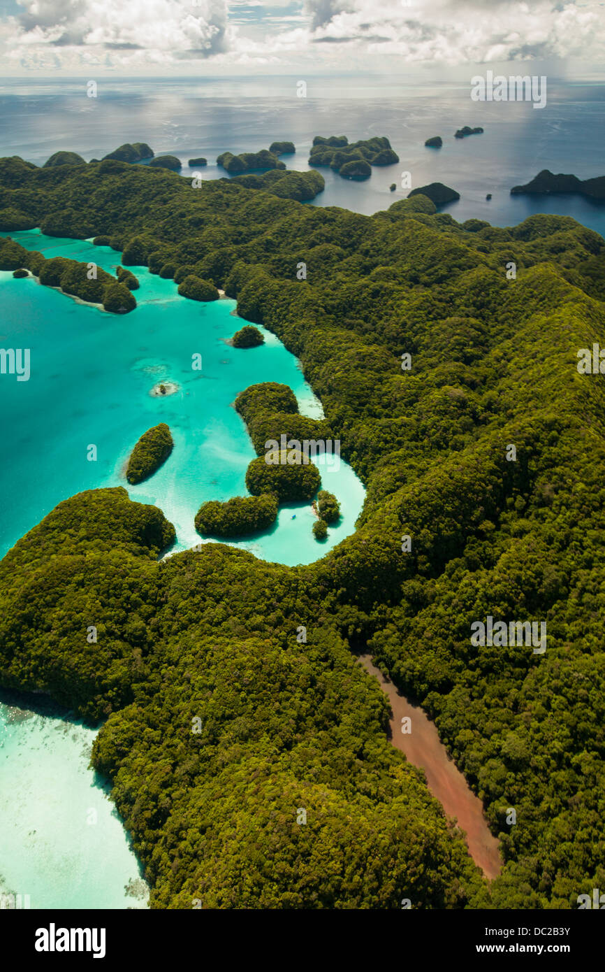 Vue aérienne de Rock Islands of Palau, Micronésie (Site du patrimoine mondial de l'UNESCO). Remarque à l'intérieur des terres Jellyfish lake. Banque D'Images