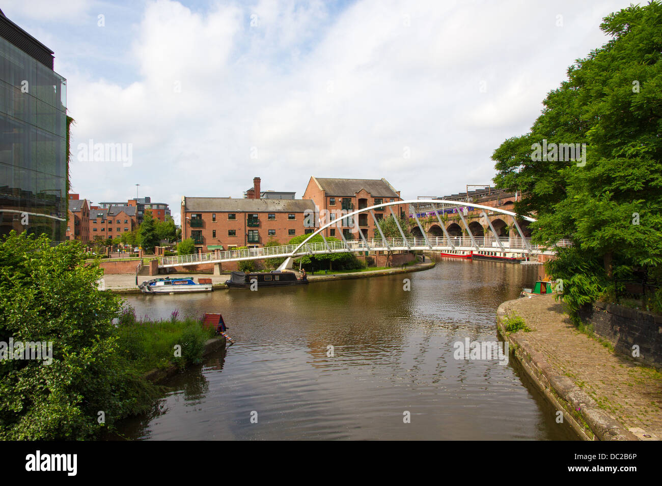 Canal de Bridgewater dans le Castlefield, Manchester avec Whitby et marchands d'oiseaux Bridge Banque D'Images