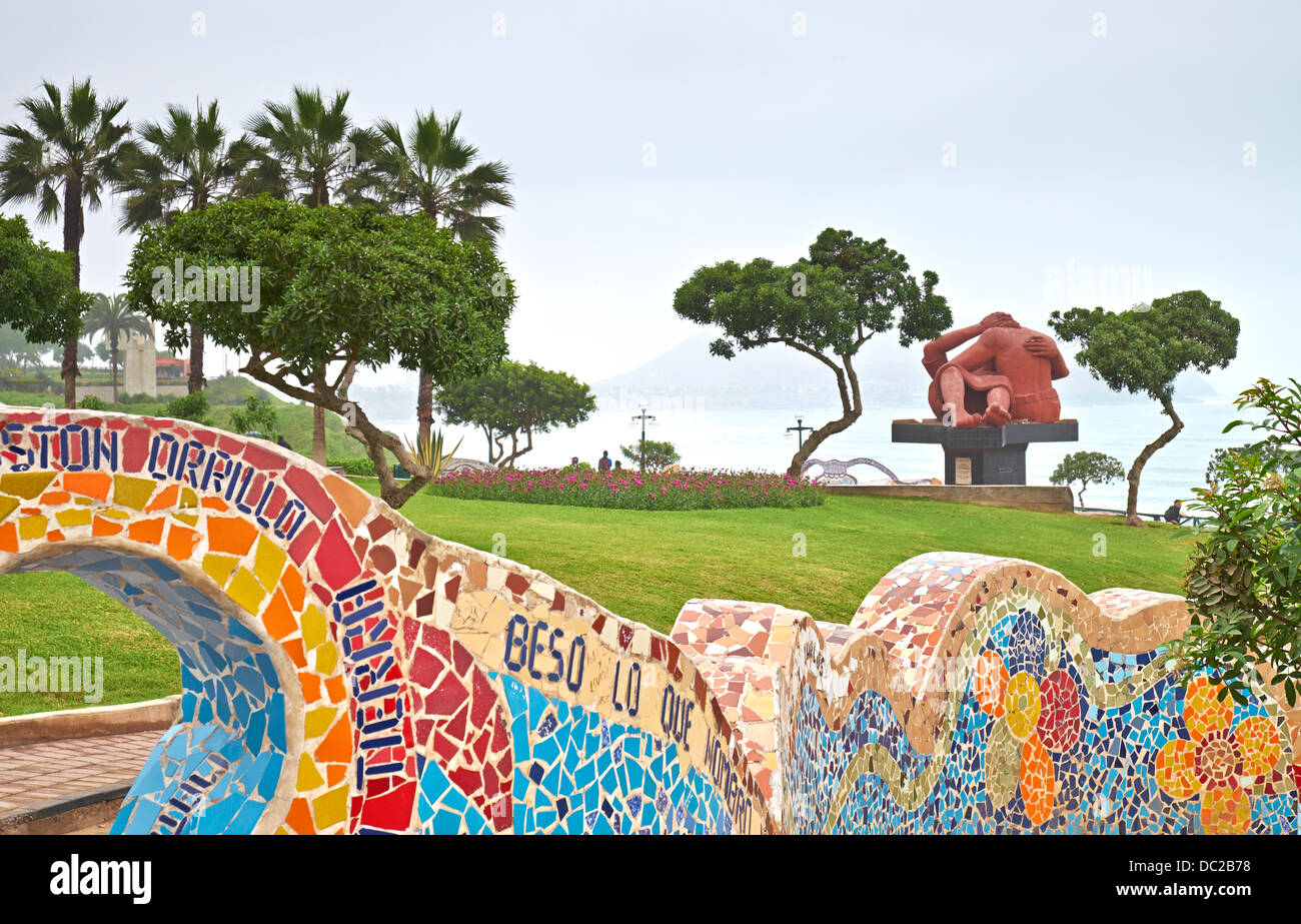 El Parque del Amor est un sur les falaises de Miraflores et entièrement consacré à la romance. Lima, Pérou. Banque D'Images