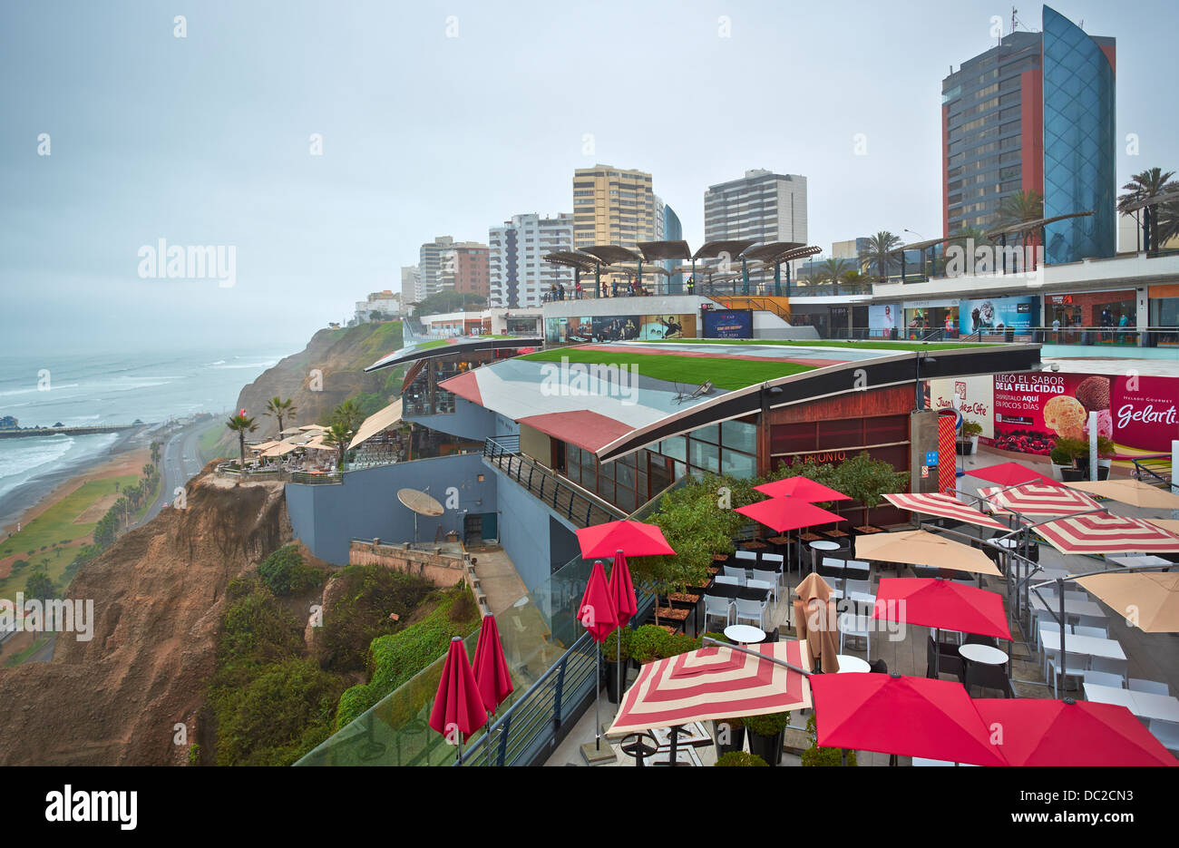 Centre commercial Larcomar à Malecón Cisneros sur les falaises de Miraflores. Lima, Pérou. Banque D'Images