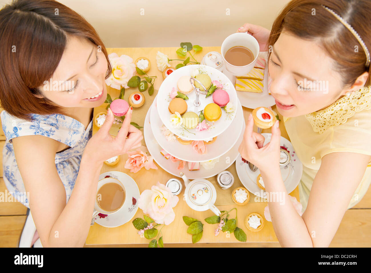 Deux femmes heureux de se livrer à des gâteaux sucrés Banque D'Images