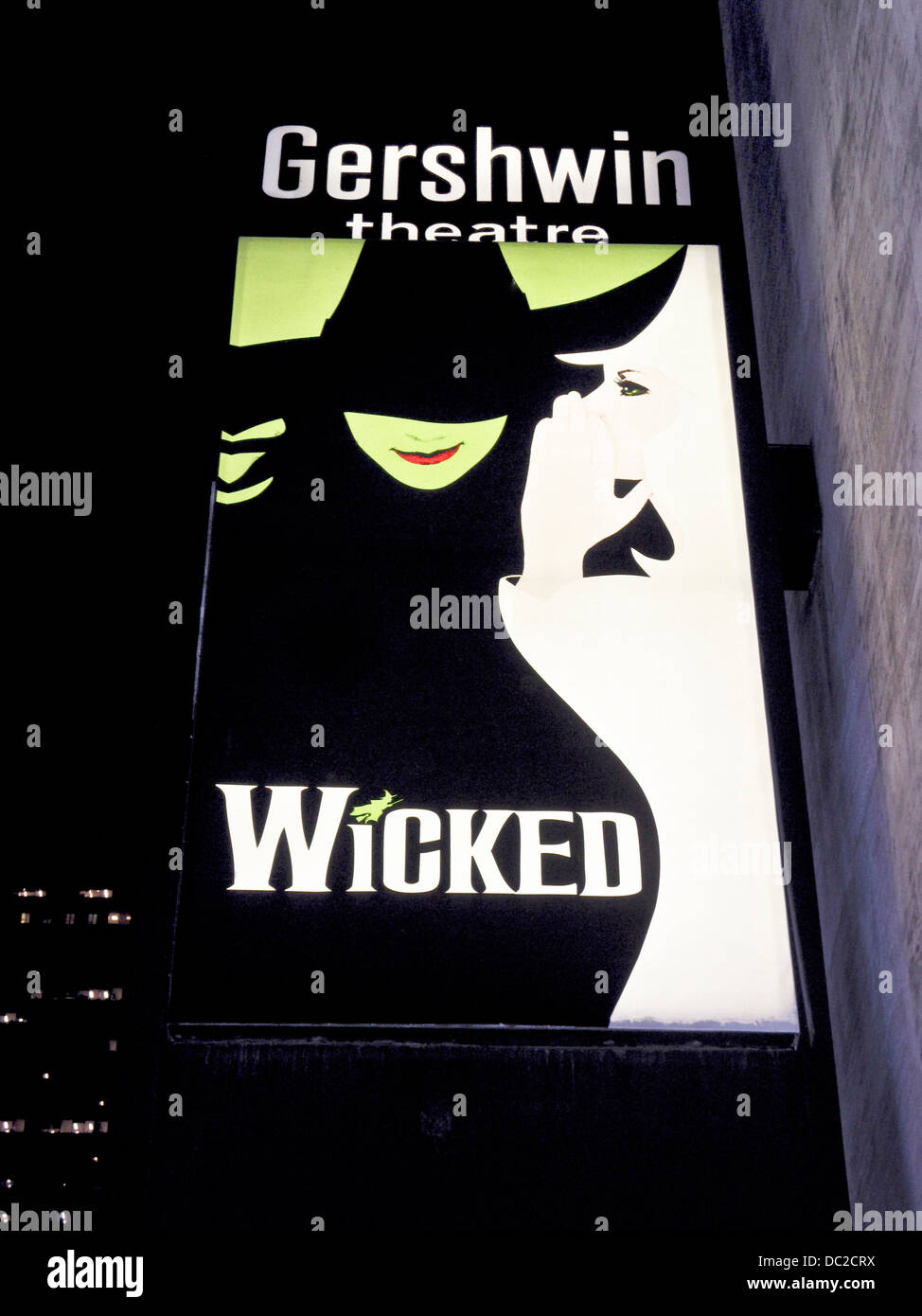 Publicité lumineuse iconique pour exécution longue Broadway Wicked brille dans la nuit à l'extérieur Gershwin Theatre Theatre Manhattan Banque D'Images