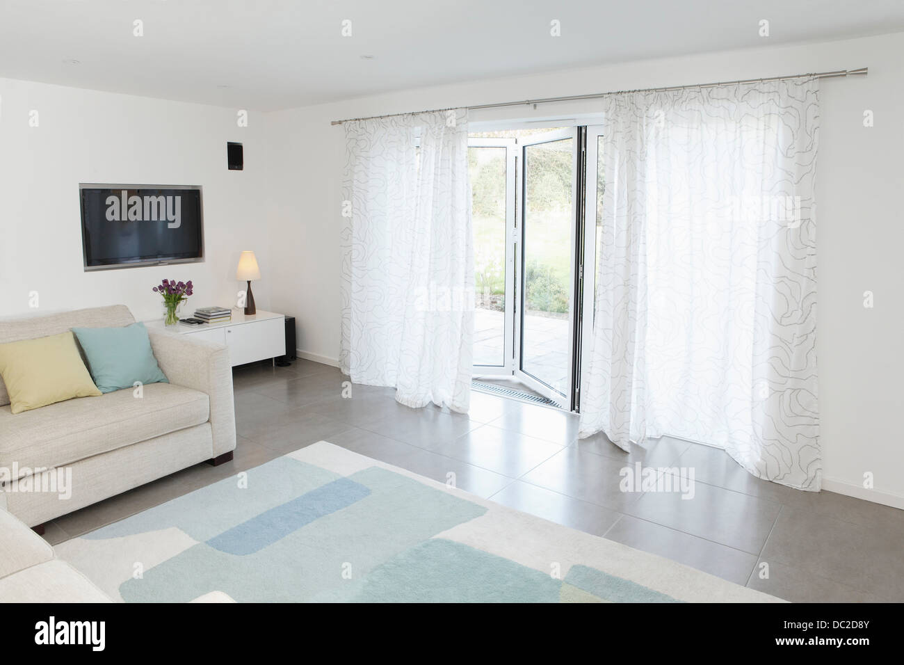Living room with glass door to garden ajar Banque D'Images