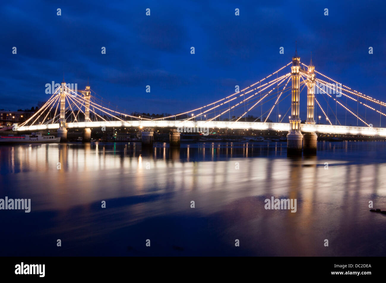 Albert Bridge et la Tamise au crépuscule / Crépuscule / nuit / soir Chelsea London England UK Banque D'Images