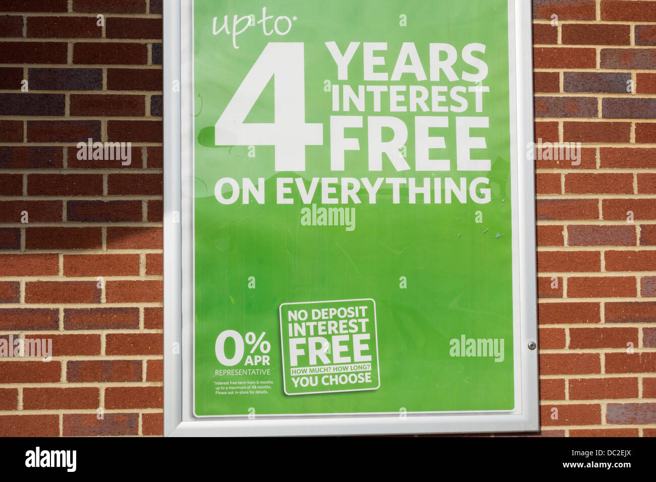 Quatre ans de crédit sans intérêt signe sur shop wall Banque D'Images