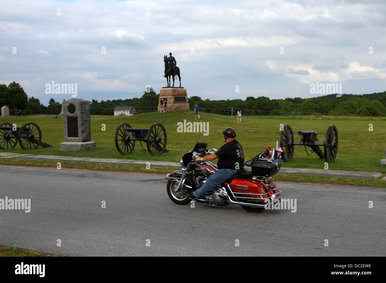 Visite de motards de bataille pendant la semaine les motards, le général Meade statue derrière, Gettysburg National Military Park, New Jersey, USA Banque D'Images