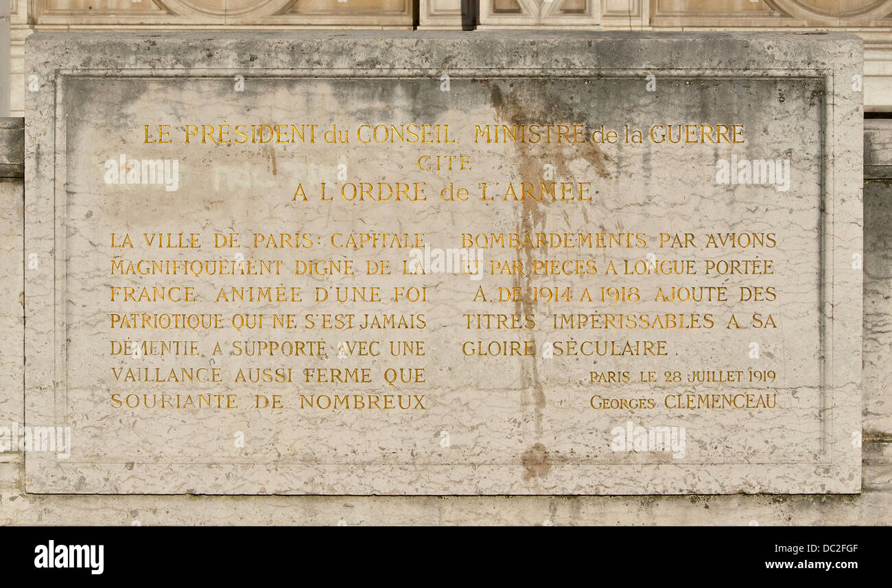 Le texte de la citation à l'ordre du jour de l'armée de la ville de Paris, WW 1, par Georges Clemenceau. L'Hôtel de Ville de Paris. de la gravure : Le Banque D'Images