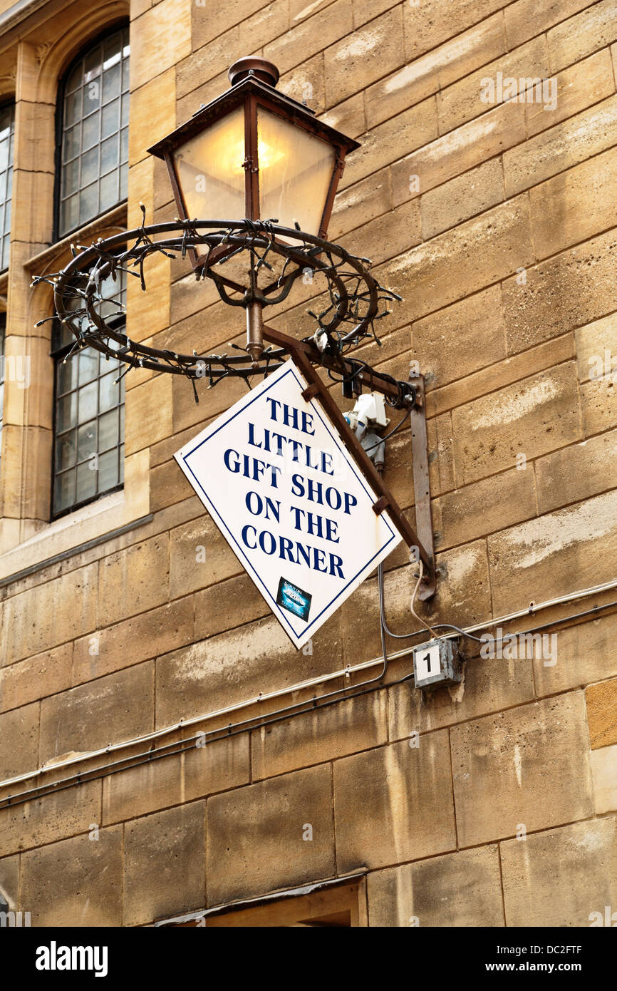 Pancarte pour peu de cadeaux à l'angle, Cambridge, Angleterre Banque D'Images