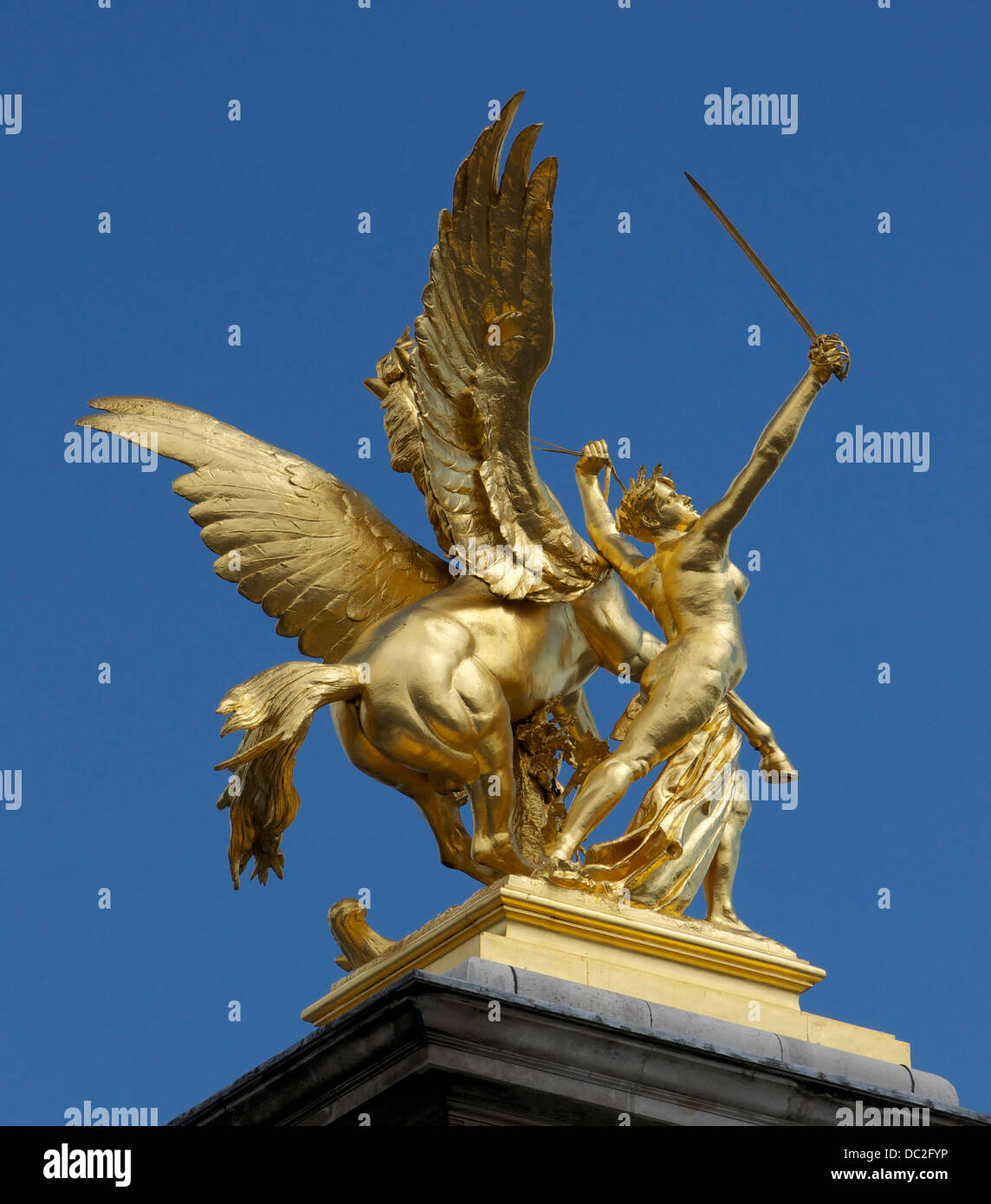 'La renommée au combat', rive gauche (en amont), pont Alexandre III, Paris. Banque D'Images