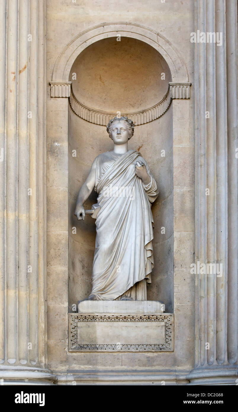 La sculpture (1861), par François Jouffroy (1806-1882). Façade ouest de la Cour carrée dans le palais du Louvre, Paris, France. Banque D'Images