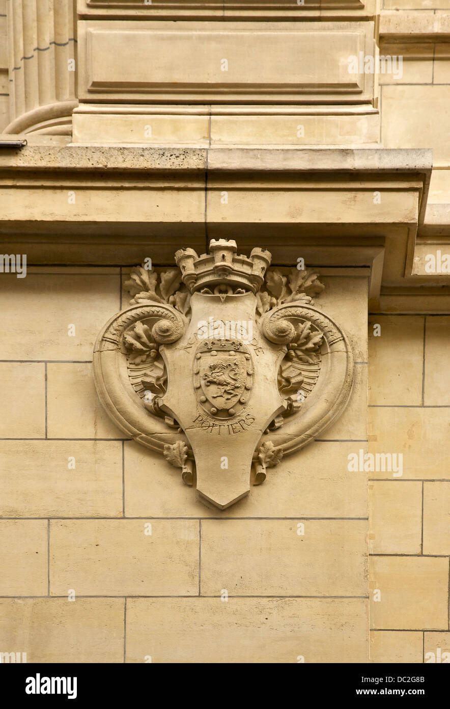 L'AOC de l'Académie de Poitiers, sculptée sur un mur de la Sorbonne à Paris. Banque D'Images L'AOC de l'Académie de Poitiers, sculptée sur un mur de la Sorbonne à Paris. Banque D'Images