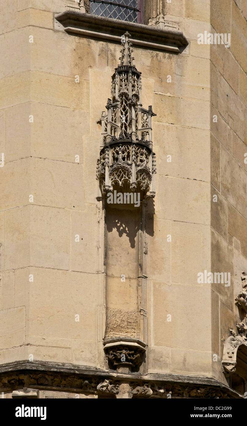 Une statue gothique niche, Hôtel de Cluny, Paris, France. Banque D'Images