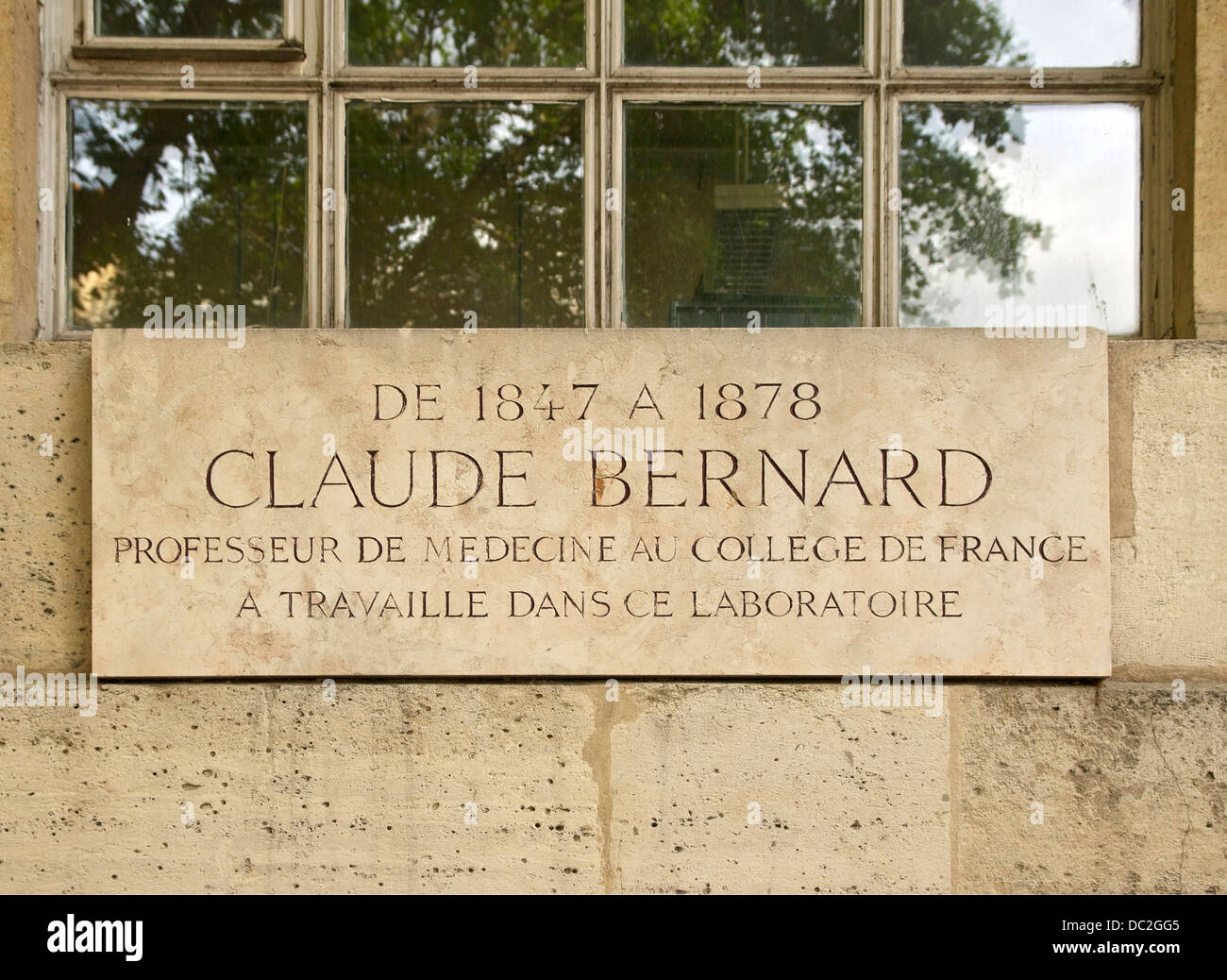 Plaque en hommage à Claude Bernard, au Collège de France à Paris, France. Banque D'Images