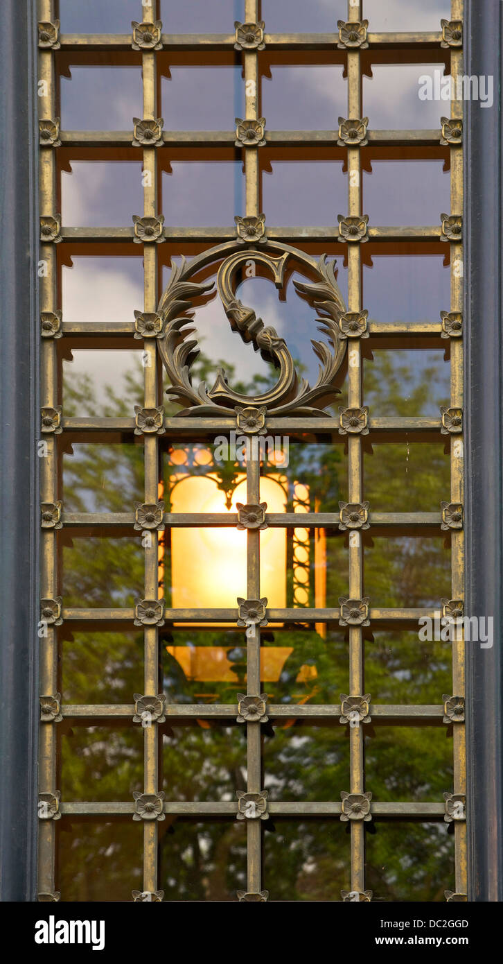 Détail d'une porte en verre à l'entrée principale du bâtiment de la Sorbonne, Paris, France. Banque D'Images