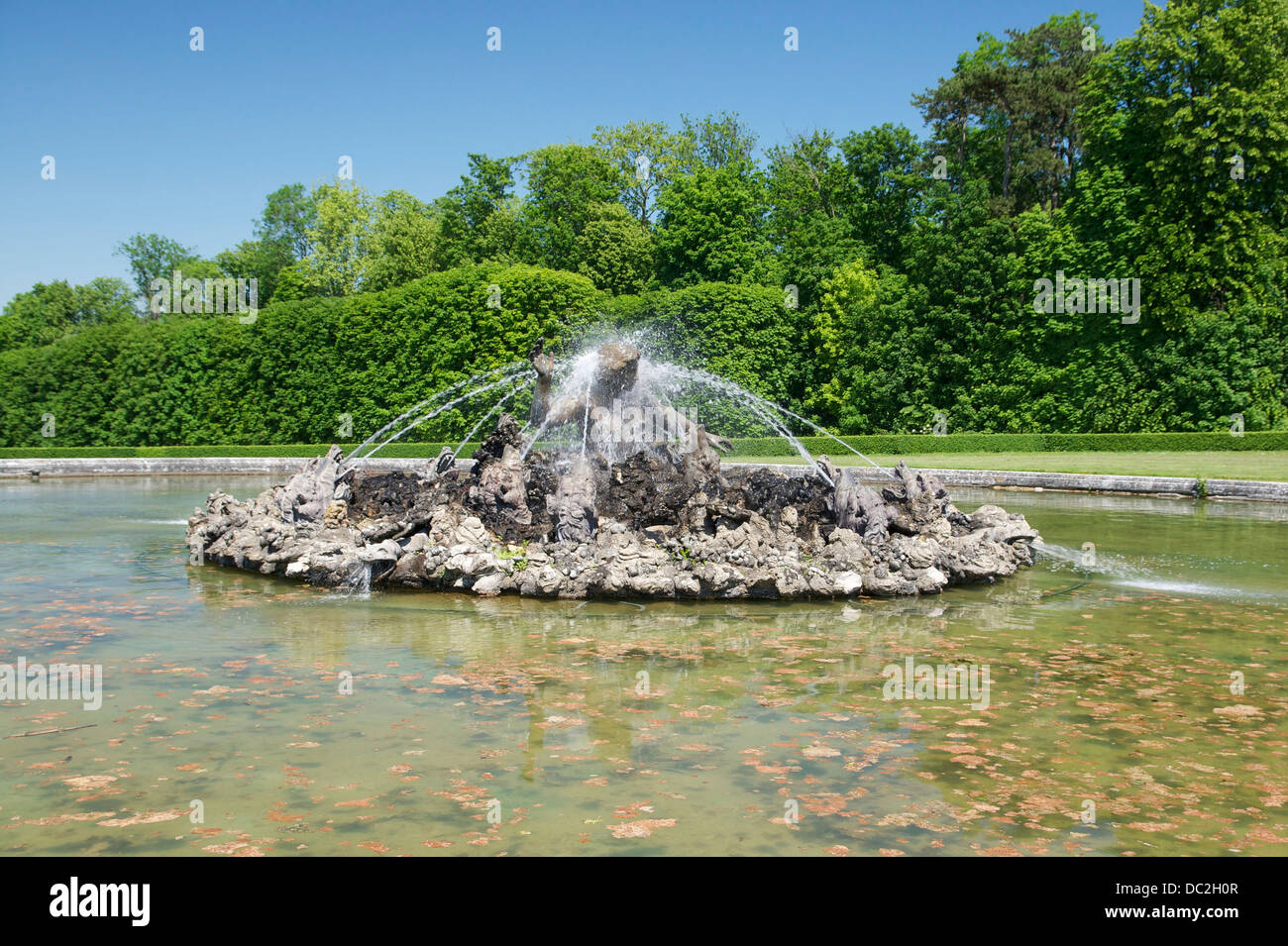 Le bassin de Scylla' ', après un dessin de Charles Le Brun, pierre et (anciennement) plomb doré. Parc du château de Champs-sur-Mar Banque D'Images