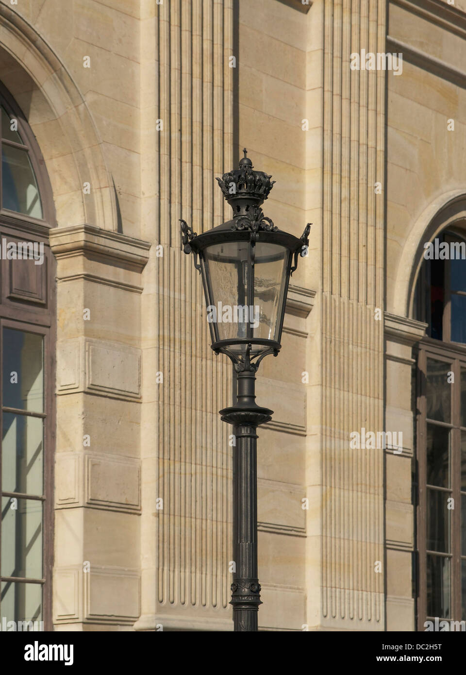 Un réverbère, avec la couronne impériale de Napoléon III de France, le Jardin des Tuileries, Paris, France. Banque D'Images