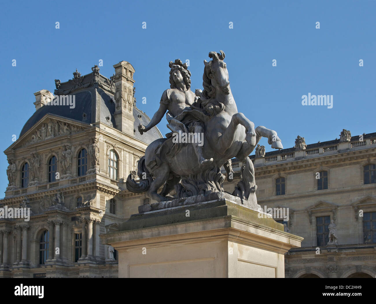 Statue de Louis XIV, le plomb a fait coulé en 1988 à partir d'une statue en marbre par Gian Lorenzo Bernini. Cour Napoléon, Palais du Louvre, Banque D'Images