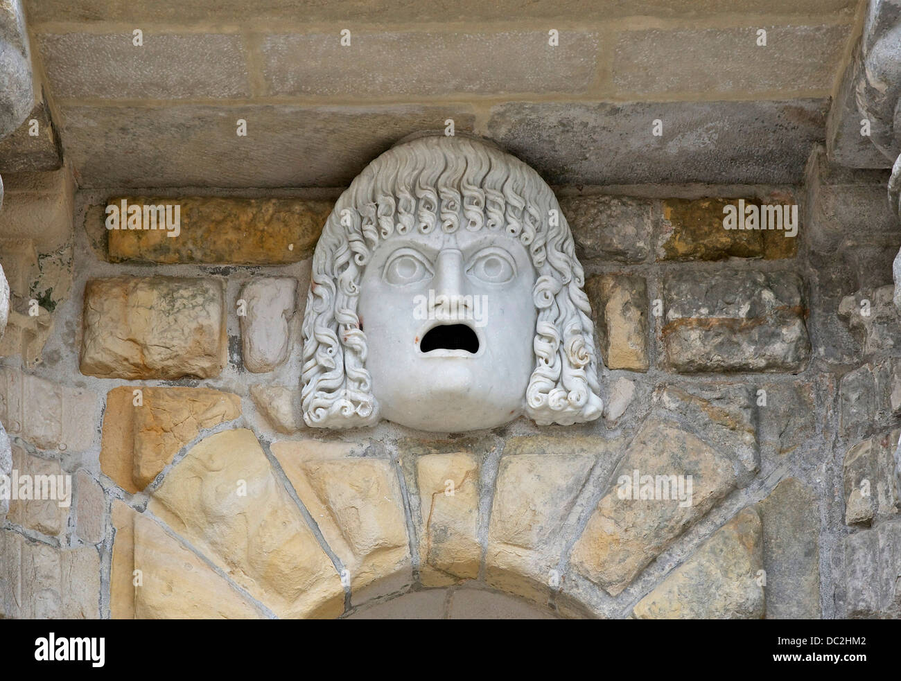 Masque d'une femme, de style néo-grec antique, marbre, porte du Baptistère, Château de Fontainebleau, Seine-et-Marne, France. Banque D'Images