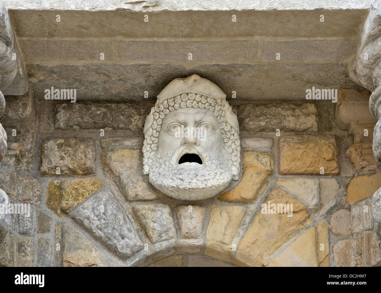 Masque d'un homme dans l'ancien style néogrec, porte du Baptistère, château de Fontainebleau, Seine-et-Marne, France. Banque D'Images