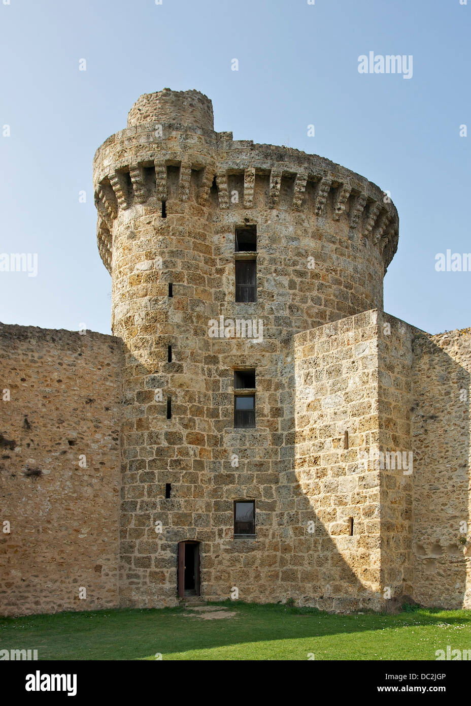 Une tour restaurée du Château de la Madeleine, dominant la vallée de Chevreuse, Yvelines, France. Banque D'Images