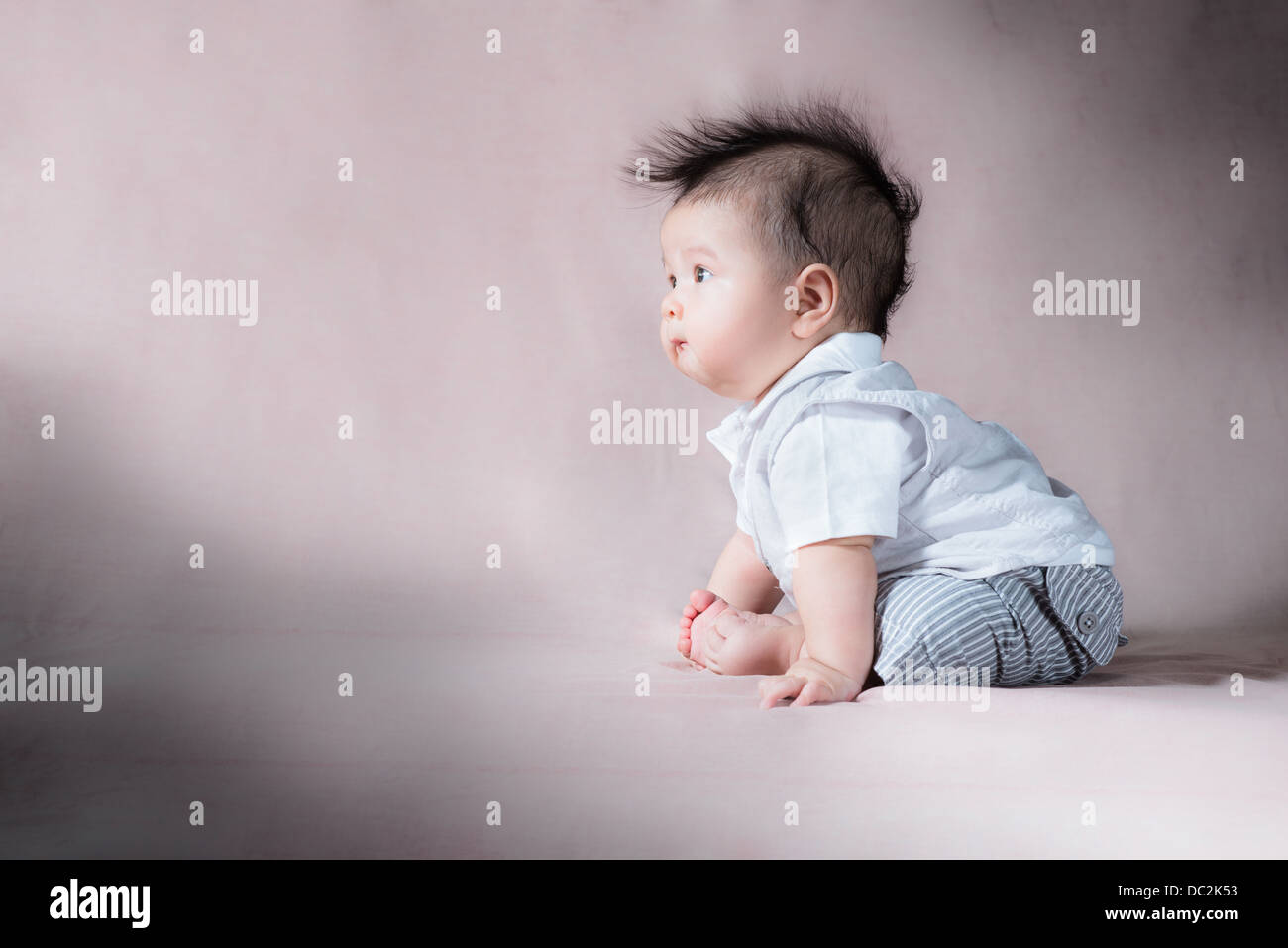 Une image d'une série de photos de studio a cute young Caucasian baby asiatique avec des cheveux sauvages pour créer des expressions Banque D'Images