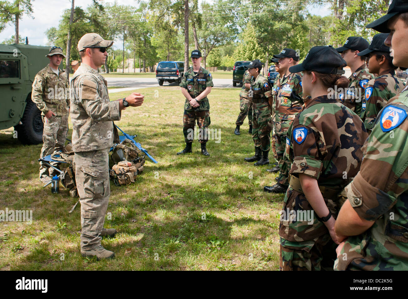 Les Cadets de l'aile du Michigan Civil Air Patrol écouter contrôleur aérien tactique interarmées Le s.. Nathan Hruska de la 182e groupe d'opérations d'appui aérien parle de sa carrière près d'un champ à l'Humvee Alpena préparation au combat au Centre, au Michigan, le 1 août Banque D'Images