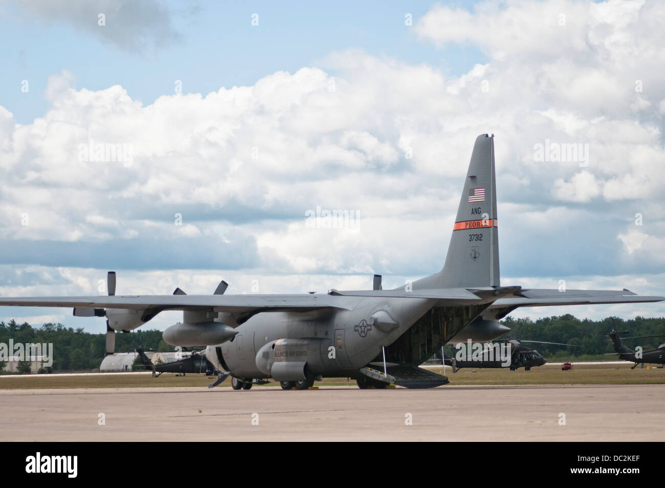 C-130 Hercules de la 182d Airlift Wing de Peoria, Illinois atterrit à l'aérodrome de l'ombre, l'ombre, Michigan, le 3 août 2013. La 182d sont qui participent à l'exercice Northern Strike 2013 une multinationale interarmées interarmes, mené à M Banque D'Images