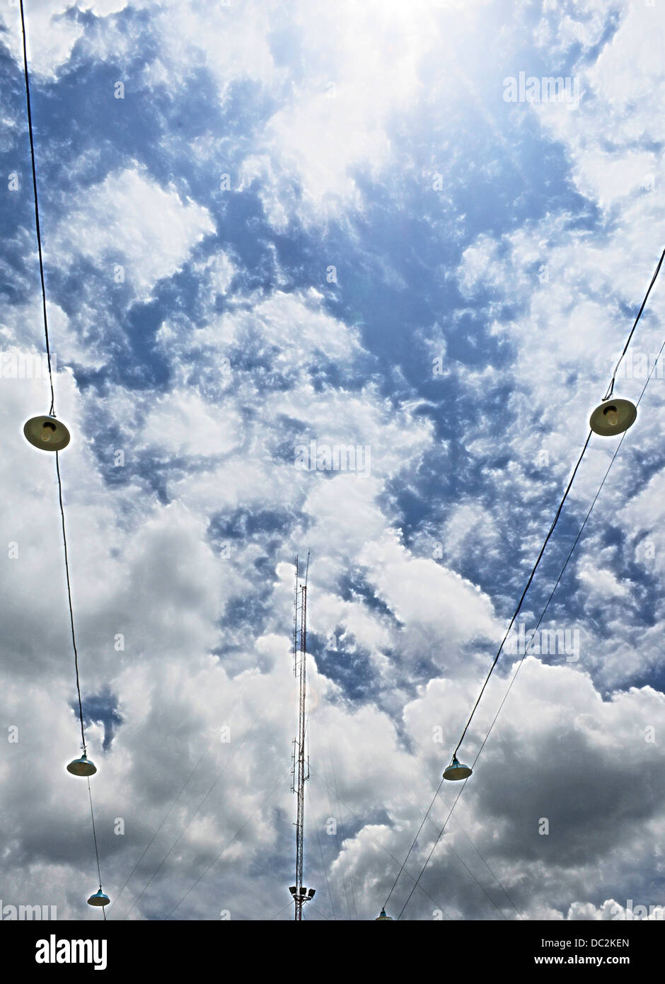Le Attenna Ciel Bleu nuageux sur la Tour Banque D'Images