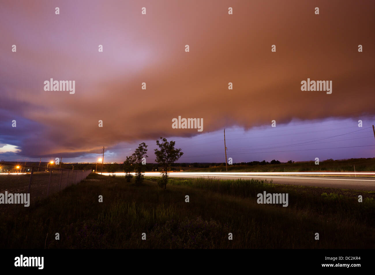 Nuages spectaculaires à la tombée de la créer par le passage d'orage. Newmarket, Ontario, Canada Banque D'Images