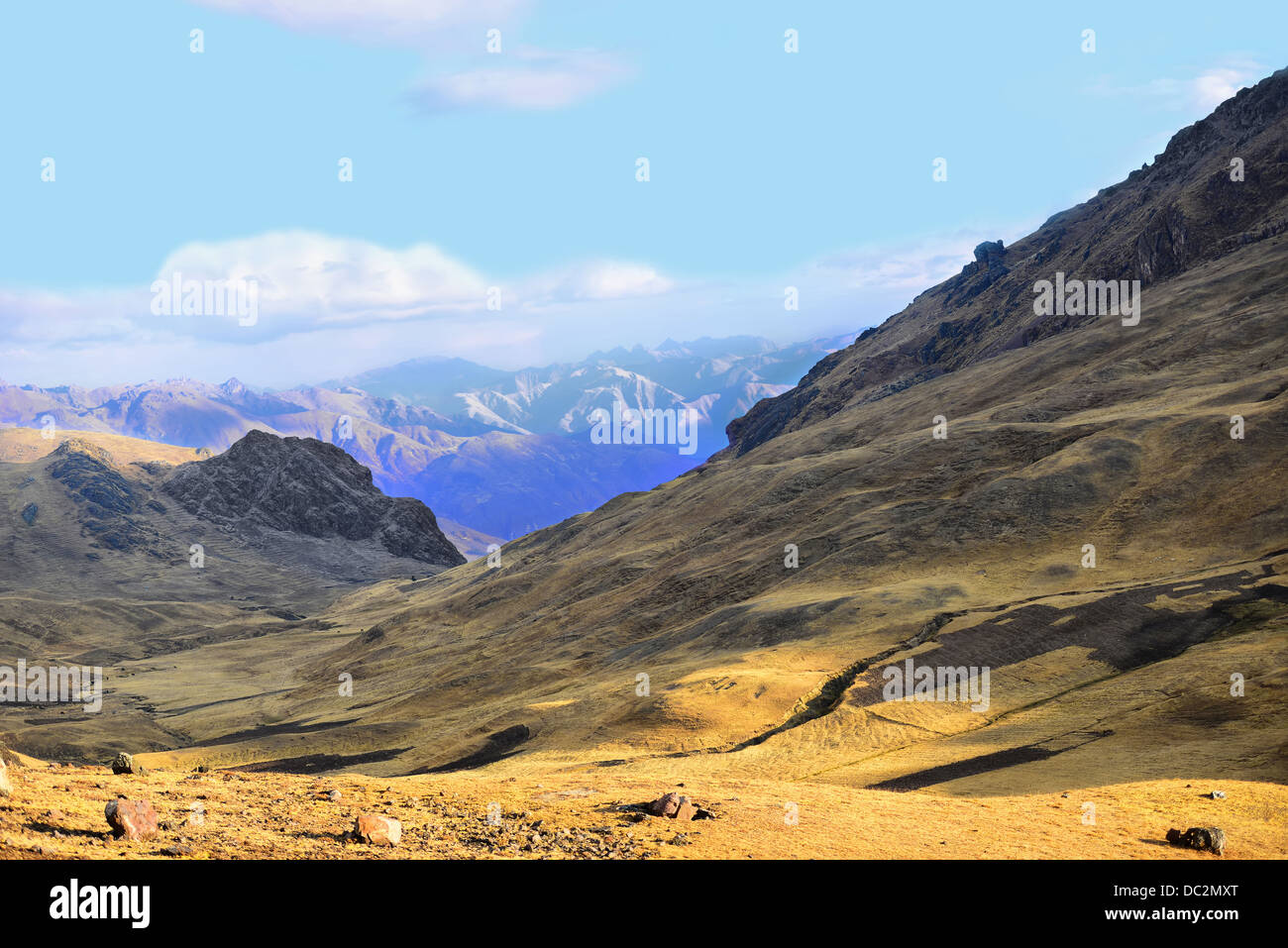 Montagnes du Pérou. Andes, de collines, de champs. Ciel bleu et les montagnes bleues. Banque D'Images