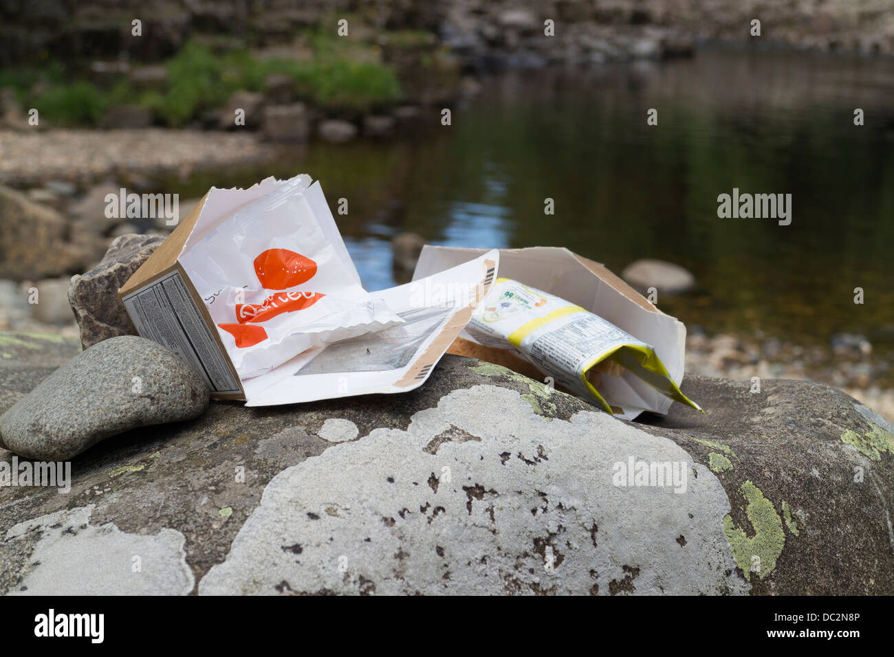 Déchets laissés derrière au beau lieu de Teesdale de Low Force par les visiteurs nageant dans la rivière pendant le temps chaud en juillet 2013 Banque D'Images