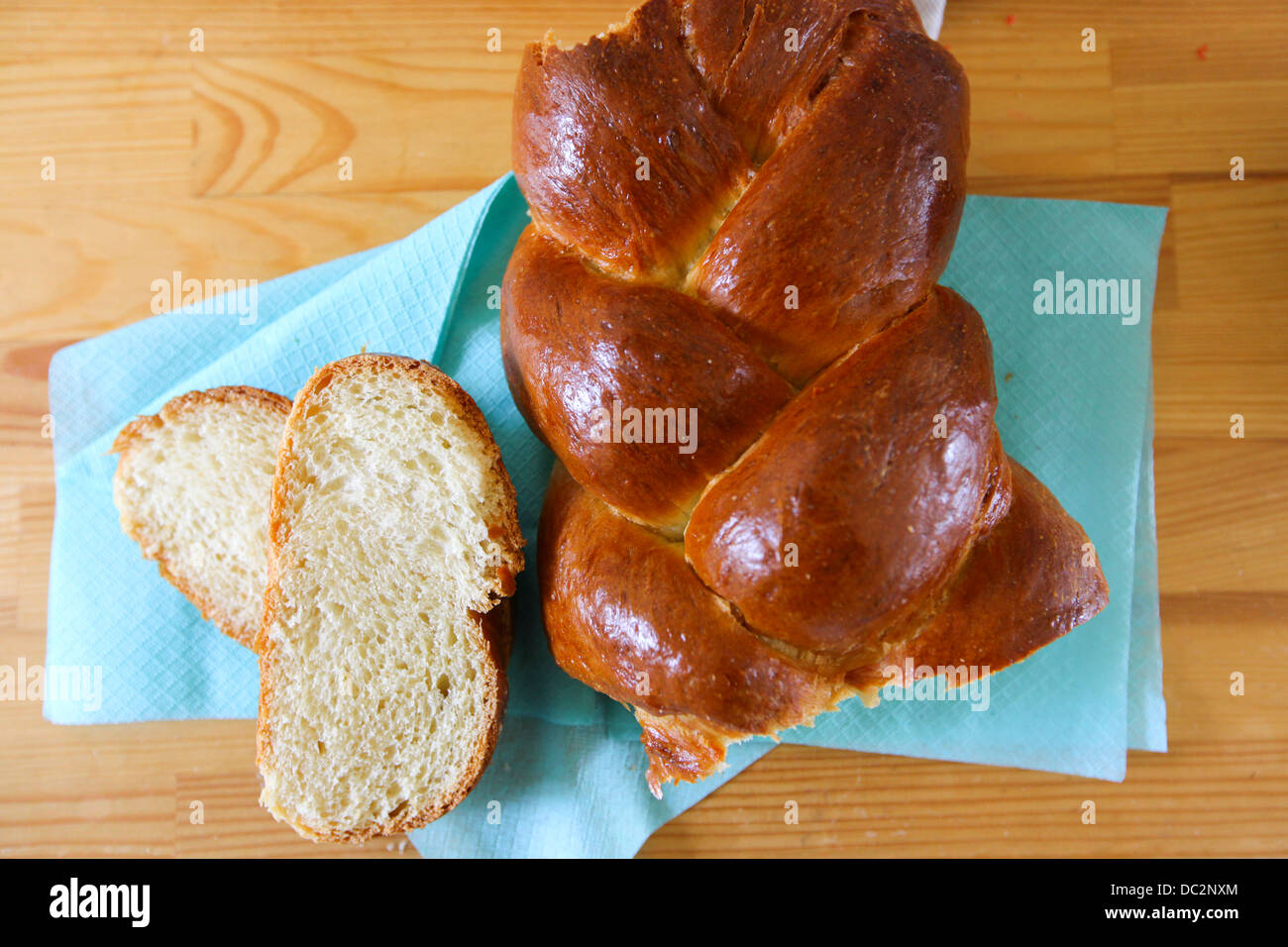 La Challah. Le juif traditionnel blanc (moelleux) pain mangé le jour du sabbat et festivals Banque D'Images