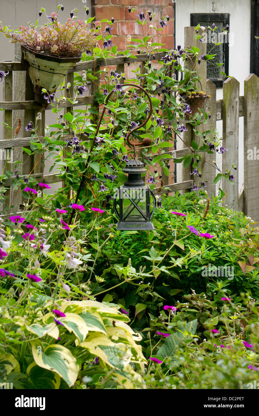 Vieille lanterne et clôture en cottage jardin anglais, Angleterre Banque D'Images