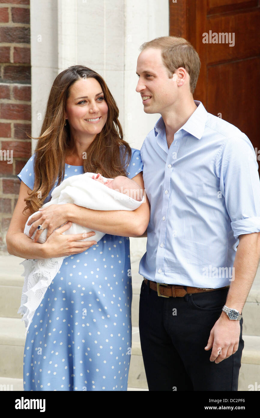 Catherine, duchesse de Cambridge, avec le Prince William, duc de Cambridge, et leur nouveau-né garçon Prince George Banque D'Images