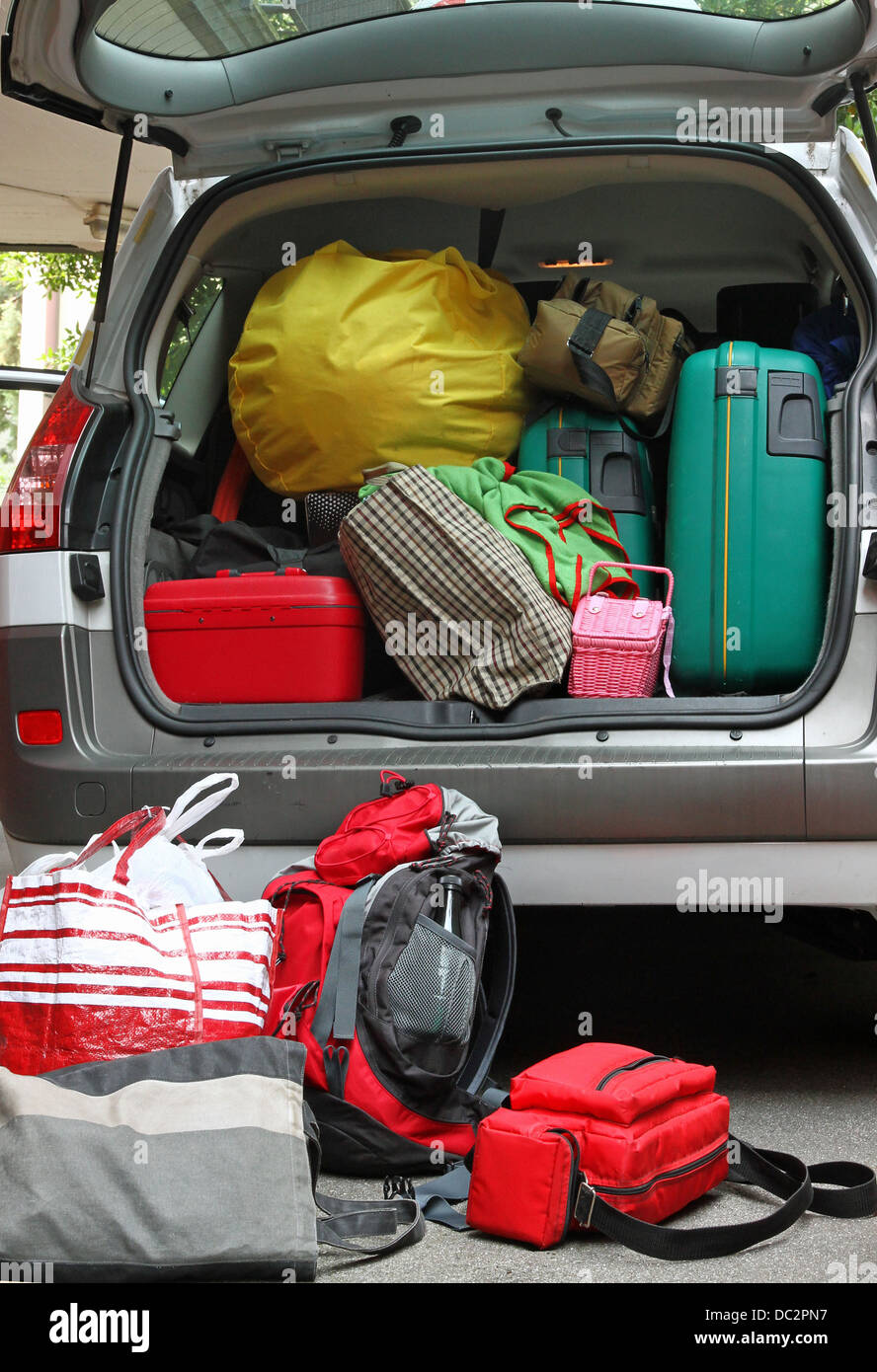 Voiture Pleine de valises et sacs de voyage vacances en famille avant le  Photo Stock - Alamy