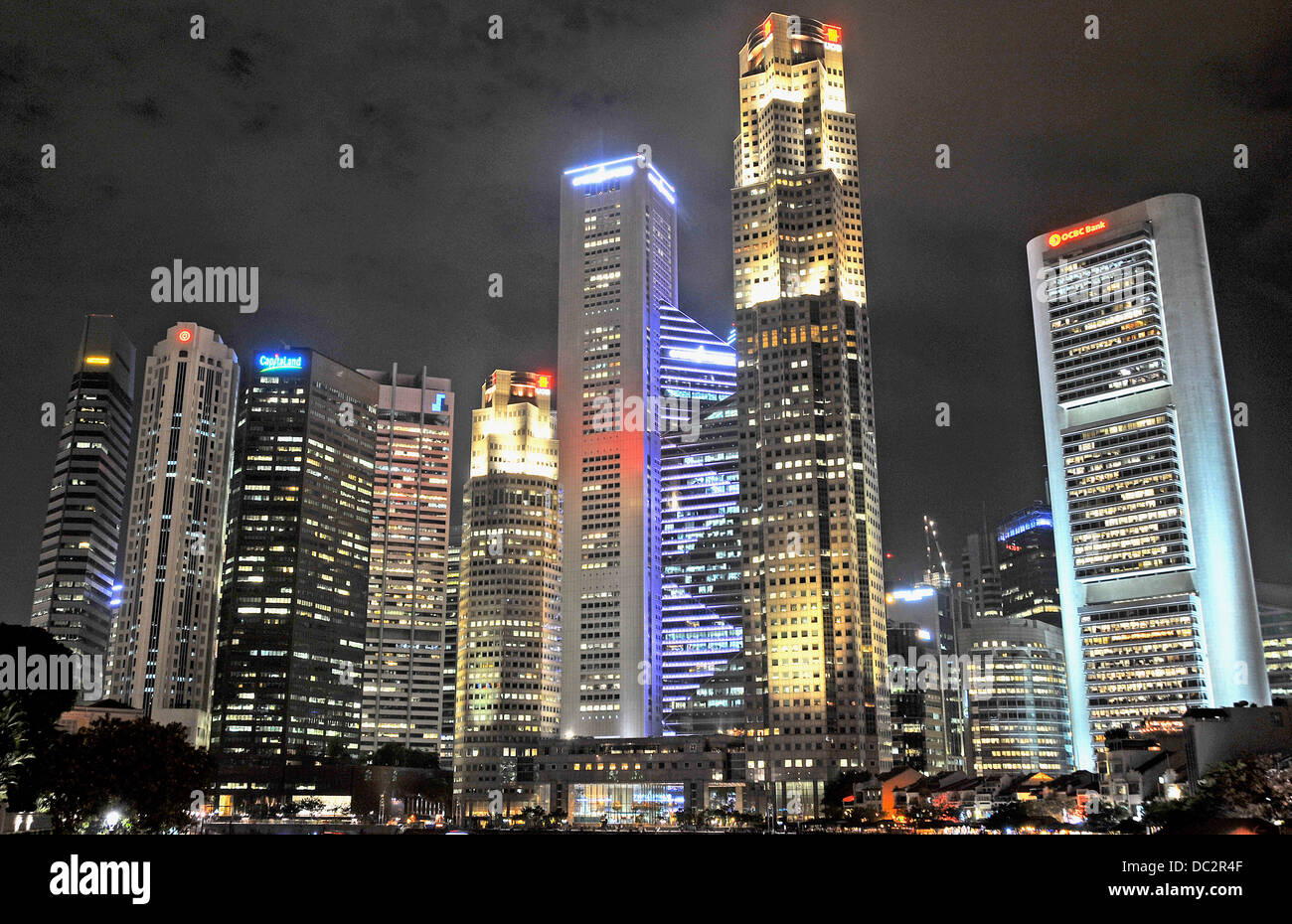 Quartier des affaires de Singapour de nuit Banque D'Images