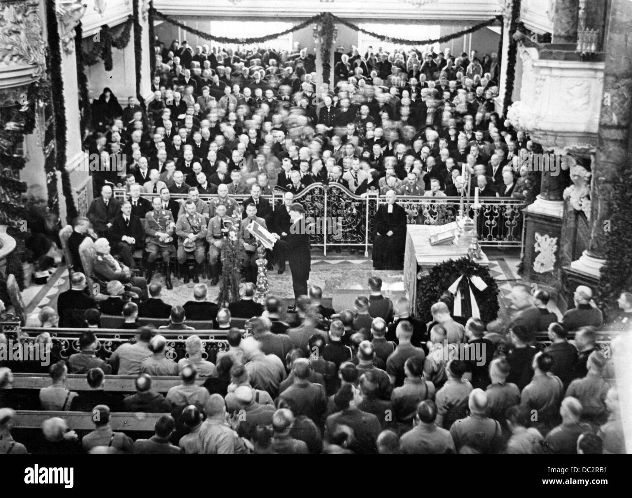 Le chancelier de Reich Adolf Hitler prononce un discours à l'occasion de la cérémonie de célébration de l'ouverture du Reichstag devant le président de Reich Paul von Hindenburg dans l'église de la garnison à Potsdam, en Allemagne, le 21 mars 1933. Fotoarchiv für Zeitgeschichte Banque D'Images