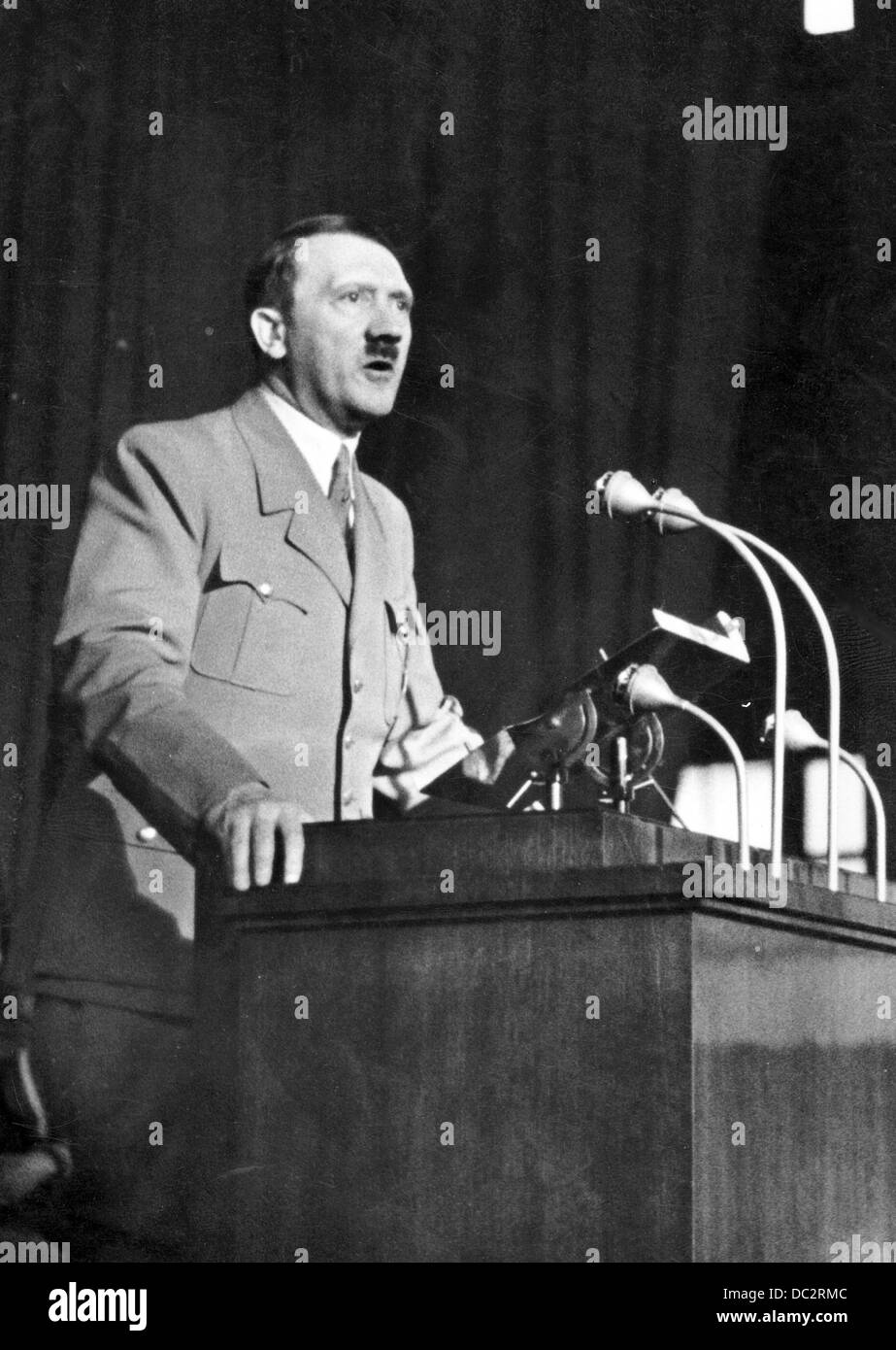 Le chancelier de Reich Adolf Hitler prononce un discours à Ludwigshafen, en Allemagne, le 25 mars 1936. Fotoarchiv für Zeitgeschichte Banque D'Images