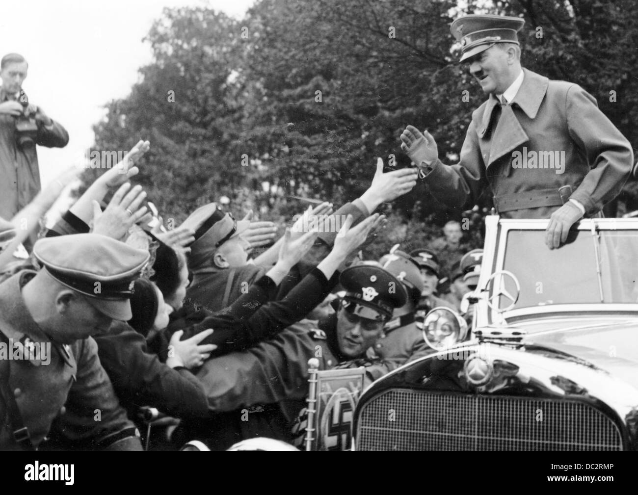 Les Allemands ethniques accueillent Adolf Hitler alors qu'il franchit la frontière avec le Sudetenland près d'Asch en septembre 1938 après la signature de l'Accord de Munich. La propagande nazie! Au dos de l'image se lit: 'Le Führer est accueilli avec enthousiasme par les Allemands des Sudètes à la frontière près de Wildenau.' Fotoarchiv für Zeitgeschichte Banque D'Images
