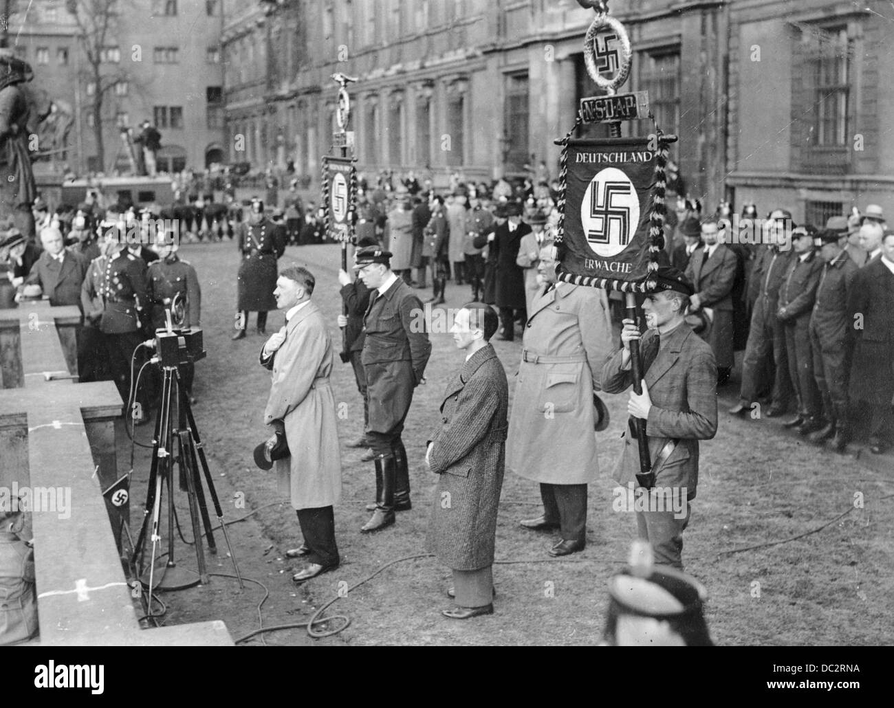 À l'occasion des dernières élections libres pour le président du Reich, Adolf Hitler prononce un discours lors d'une manifestation du parti national-socialiste en Lustgarten à côté de la Berliner Palace, 4 avril 1932. Nex à Hitler sont (l-r) : SA Wolf-Heinrich von Helldorf leader, futur ministre de la propagande du Reich, Joseph Goebbels et Hitler's personal body guard Wilhelm Brückner. La propagande de l'époque à l'arrière de l'image se lit comme suit : "La deuxième bataille de l'élection au poste de Président du Reich a commencé. Le Führer Adolf Hitler et Joseph Goebbels que des haut-parleurs sur le grand rassemblement des nationaux-socialistes au Lustgarten à Berlin le Banque D'Images