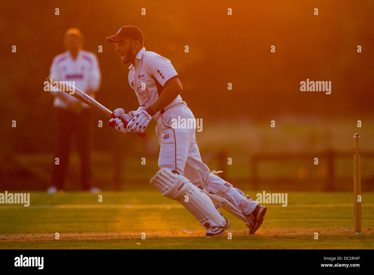 Le Leicestershire, UK. Mercredi 7 août 2013. Scènes d'un match de cricket joué au coucher du soleil entre CC et CC Billesdon Kibworth a joué au Club de Cricket de Langton dans Leicestershire. Credit : Graham Wilson/Alamy Live News Banque D'Images